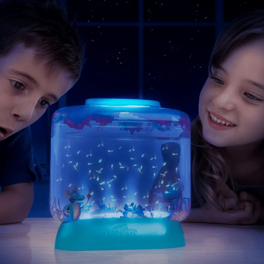 Aqua Dragons i akvarium med LED-ljus