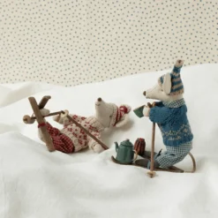 Maileg - Vintermus med skidor, Mamma - Röd