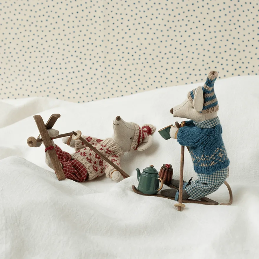 Maileg - Vintermus med skidor, Mamma - Röd
