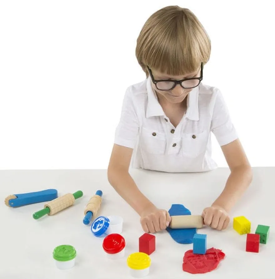 Paket med modellera samt verktyg av trä