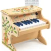 Piano av trä med elektroniskt ljud