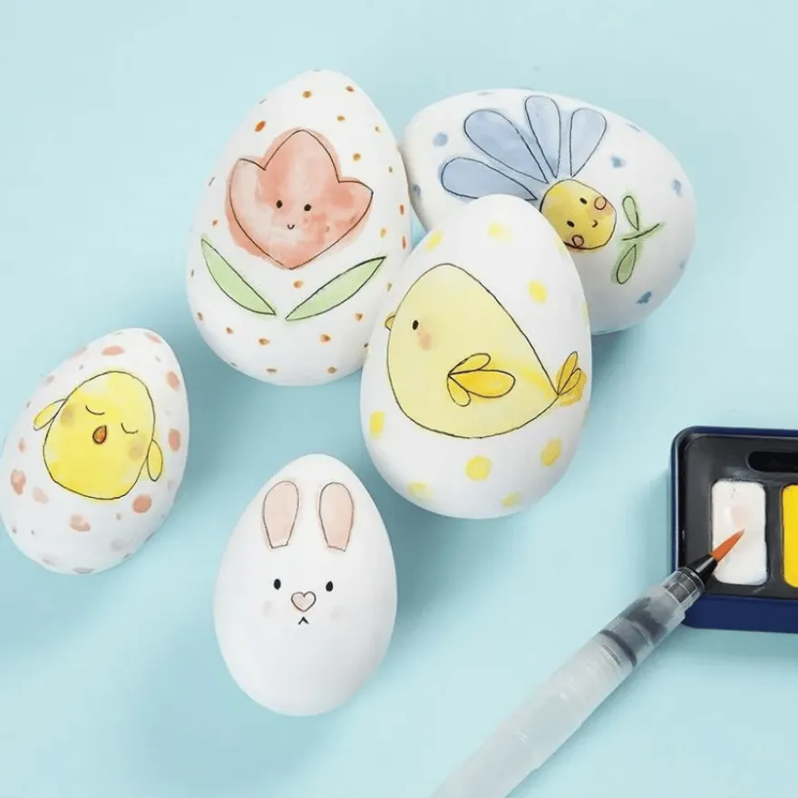 Påskägg av plast, 12 st. H: 6 cm.