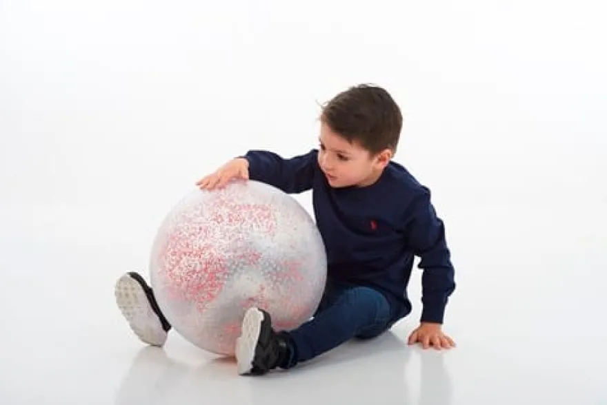 Sensorisk boll med konfetti - stor 40 cm. diameter
