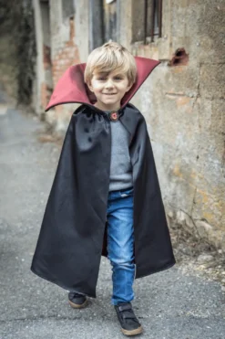 Vampyrcape med hög krage, stl. 4-6 år